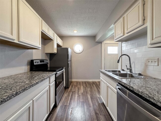 Building Photo - 11873 Algonquin Dr