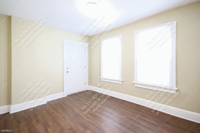 Building Photo - 3 br, 1 bath 4plex - 1988 1/2 N 4th St 1/2...