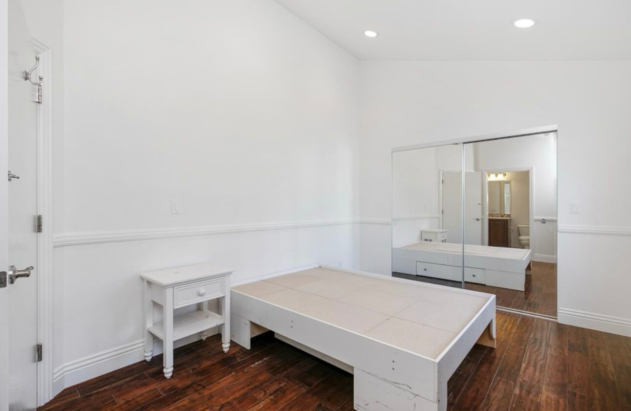 Building Photo - 5954 Wilkinson Ave