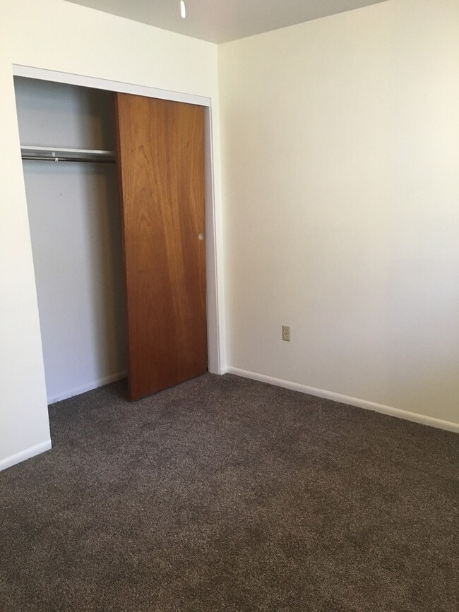 Building Photo - 3 Bedroom 1 Bathroom Duplex