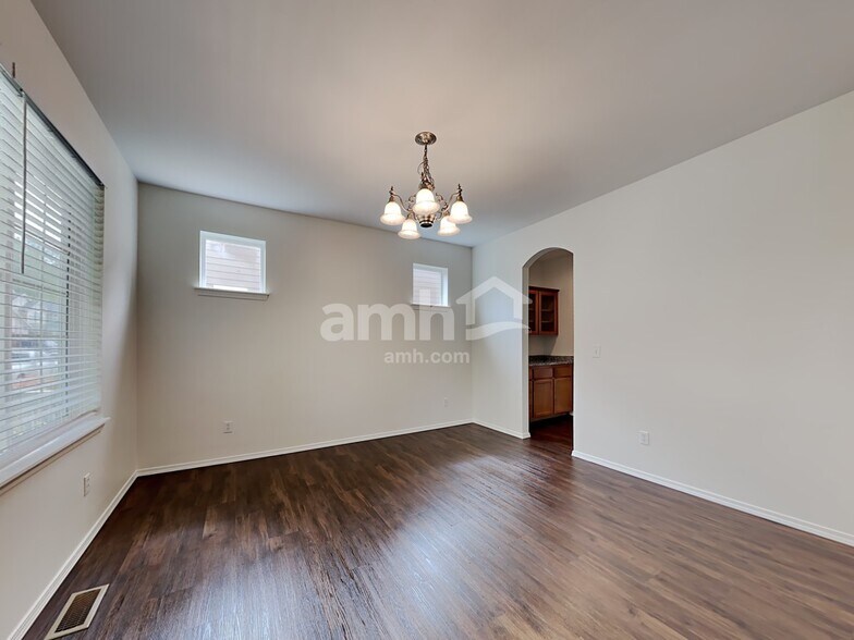 Building Photo - 304 Phoenix Ave SW