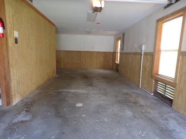 Building Photo - Adorable Home Located In Yacht Cove