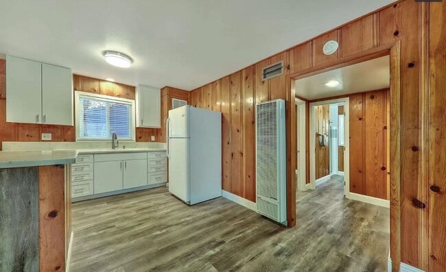 Building Photo - *LONG TERM RENTAL*