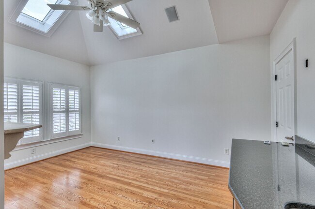 Building Photo - Perfect Brownstone in Sylvan Park near Wes...