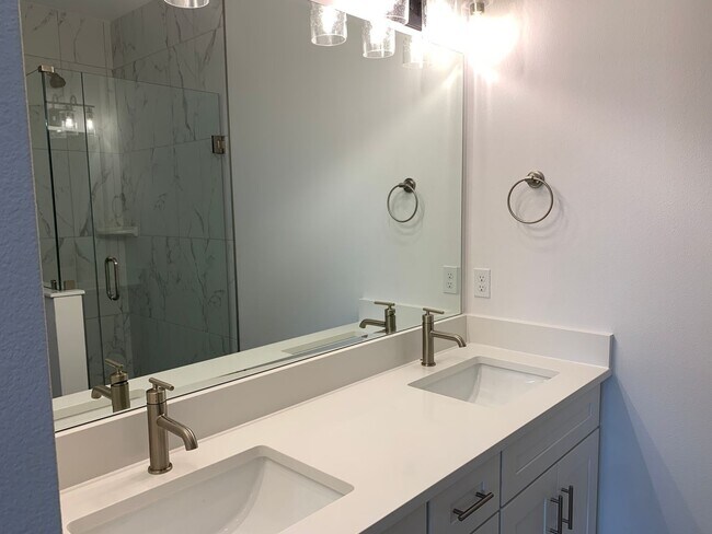 Building Photo - End Unit 3 bedroom Townhome