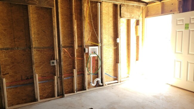 Building Photo - Totally Updated 3/1/2 A MUST SEE! Available July 2026