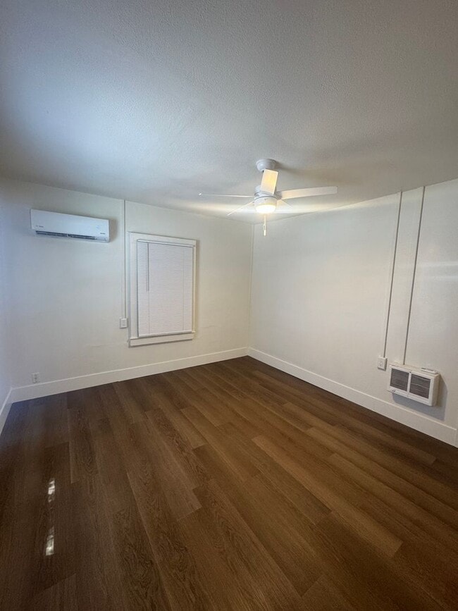 Building Photo - CHARMING 2 BED 1 BATH HOUSE WITH NEW FLOOR...