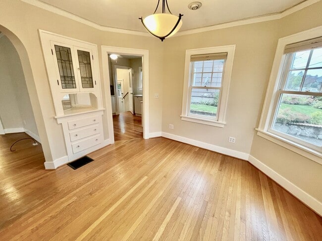 Building Photo - Rare Find, Large 3bd/2bathroom (w/ Bonus Rooms) House Near Rose City Golf Course