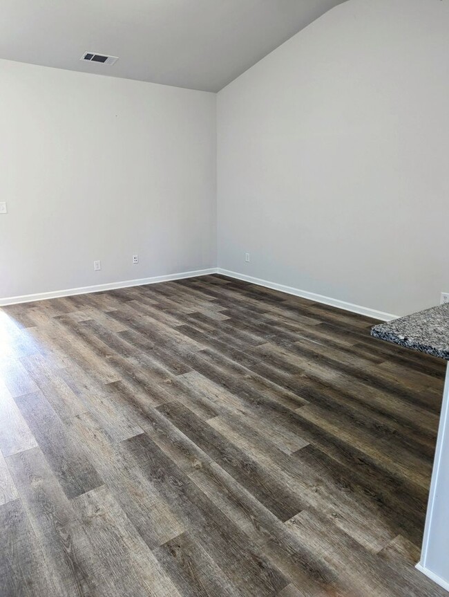 Building Photo - Beautiful 2 Bedroom 2 Bath off of Meriweat...