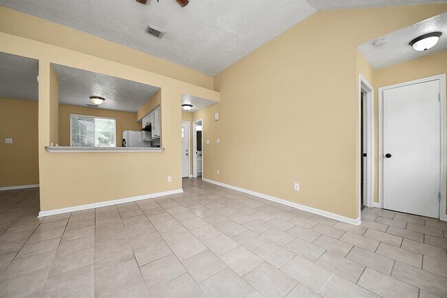 Building Photo - 2614 Village Cir Dr