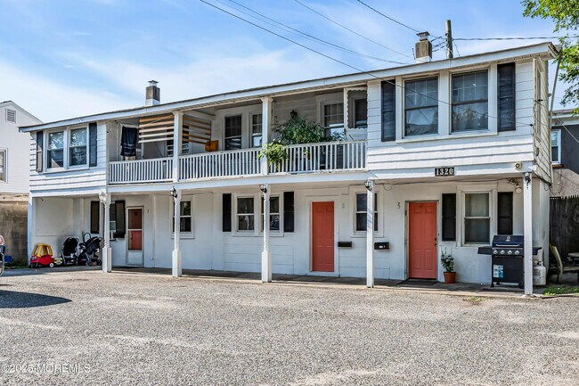 Building Photo - 1320 3rd Ave