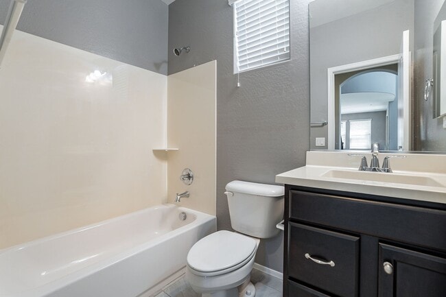 Building Photo - Move In Ready! Three Bedrooms - Beautiful ...