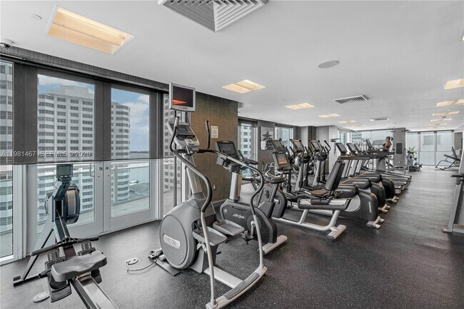 Building Photo - 950 Brickell Bay Dr