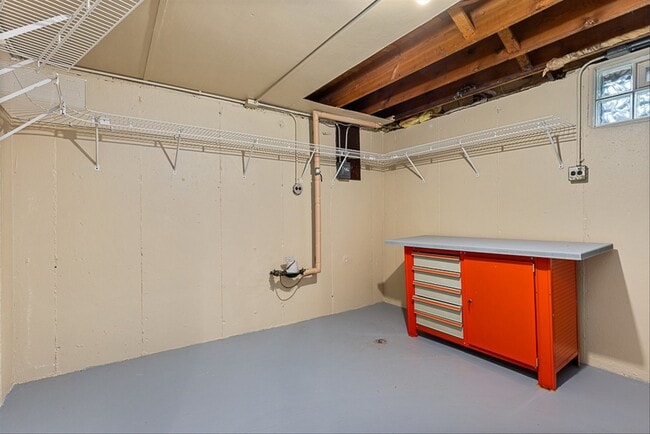 Building Photo - 5631 S Oak St