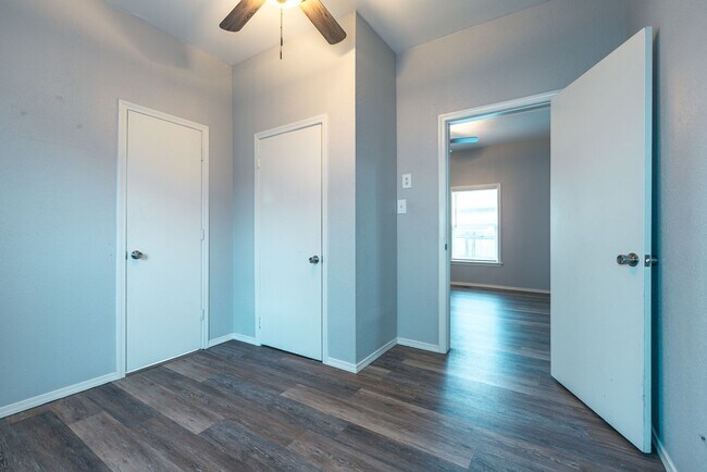 Building Photo - Beautiful 2 Bed 1 Bath in Quiet Area