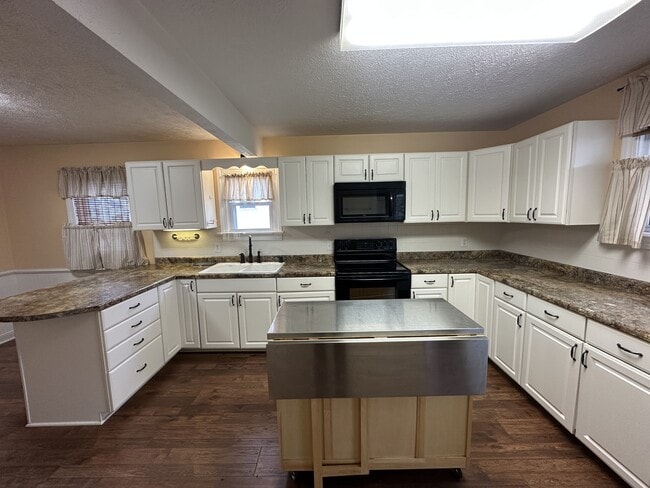 Building Photo - 940 Lindbergh Ave