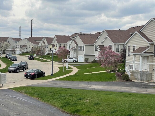 Building Photo - 1624 Fieldstone Dr N