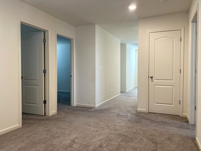 Building Photo - Spacious 4 bedroom/2 bath home waiting to ...