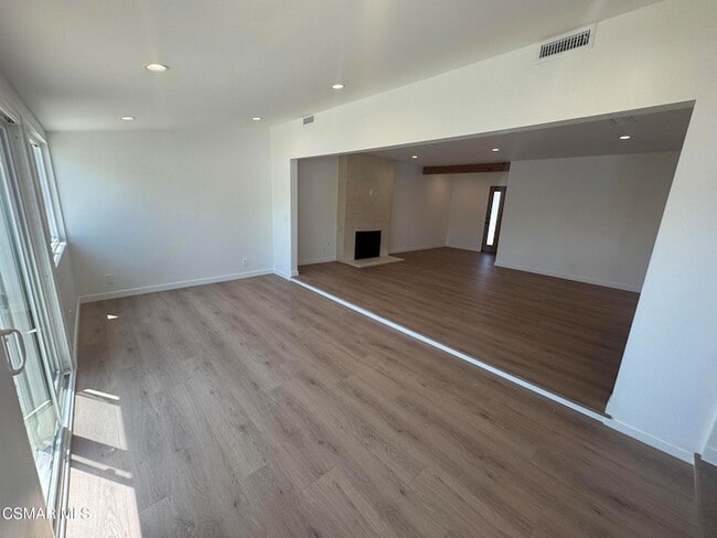 Building Photo - 21420 Chatsworth St