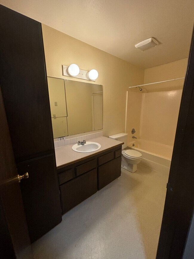 Building Photo - 1 bed 1 bath condo with seasonal outdoor pool available now!!