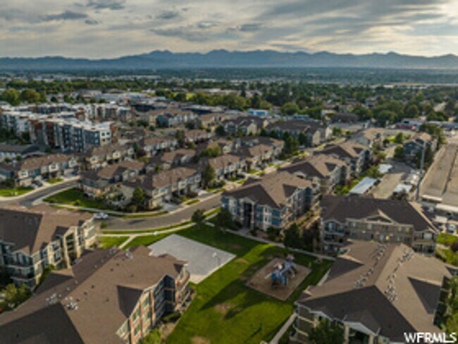 Building Photo - Great 3 Bed 2 Bath Sandy Condo!!