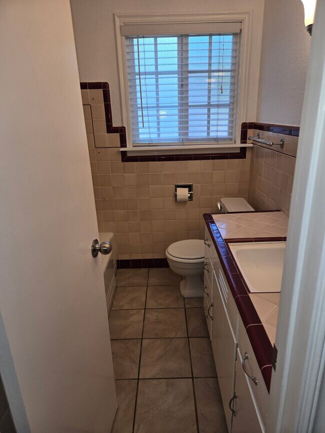 Building Photo - Lovely Clarksburg Home!