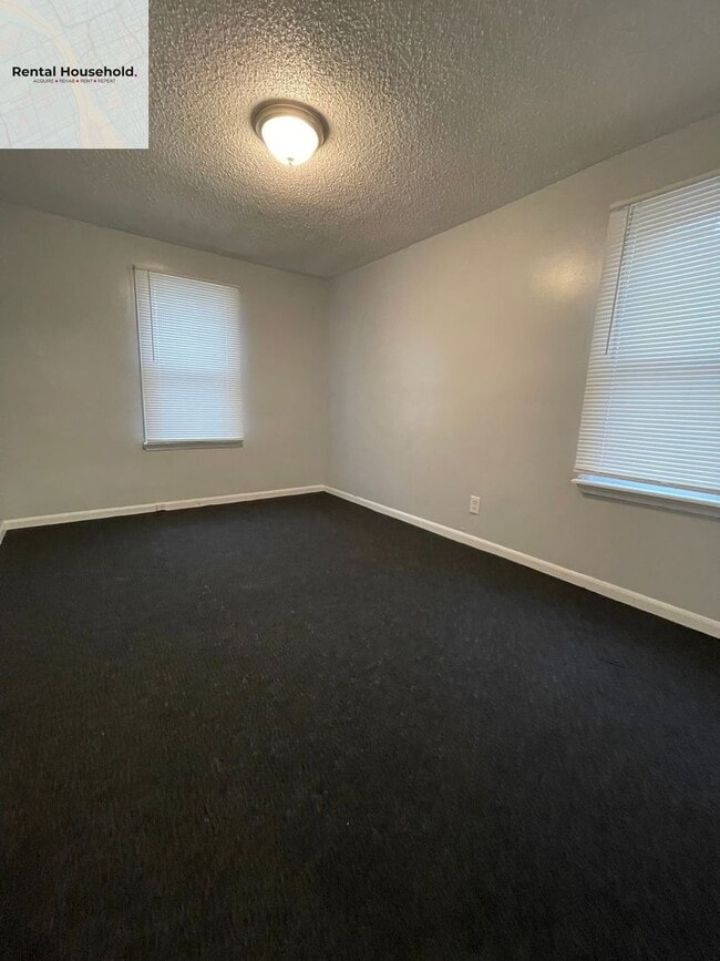 Building Photo - Beautiful 4 Bedroom Colonial Home-Section 8 ONLY