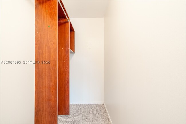 Building Photo - 523 Fanshaw N
