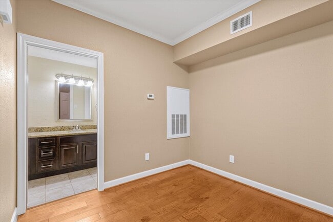 Building Photo - 2255 Braeswood Park Dr