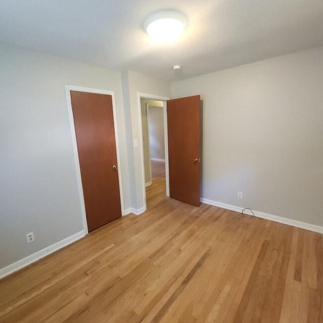 Building Photo - Small 2 Bedroom, 1 Bath House FOR RENT in ...