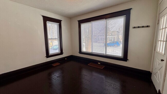 Building Photo - 633 Livingston Ave NE