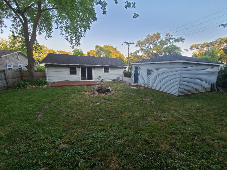 Building Photo - 202 E Streamwood Blvd