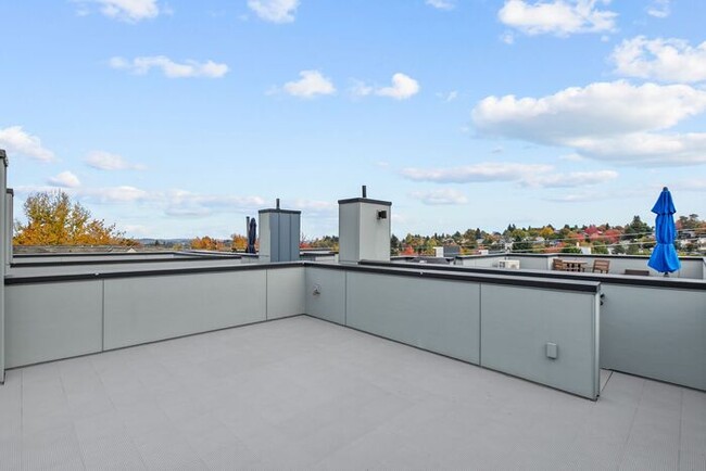 Building Photo - Stunning Ultra-Modern Central District Townhome w/ Air Conditioning