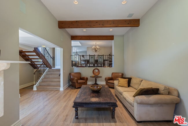 Building Photo - 1541 Palisades Dr