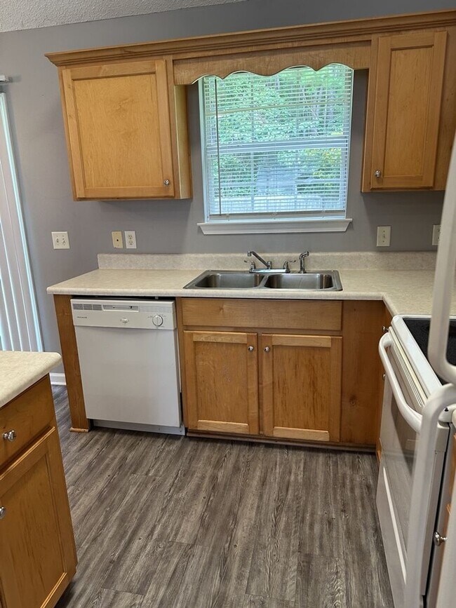 Building Photo - 641 Laurel Hill Cir