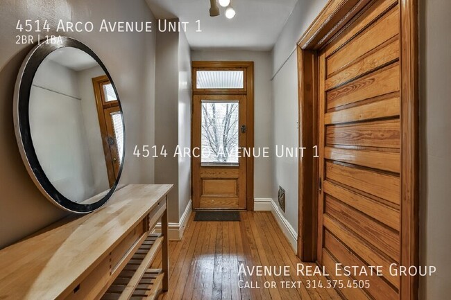 Building Photo - Charming 2-Bedroom Unit Near The Grove!