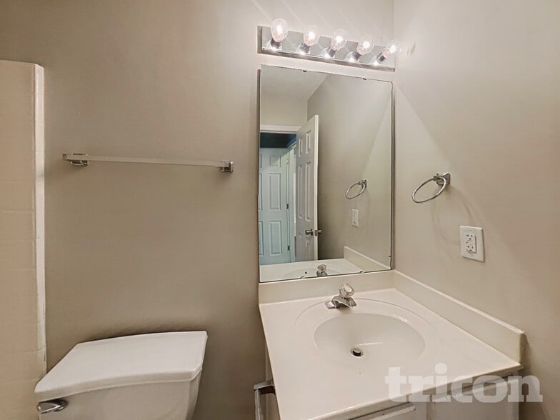 Building Photo - 7043 Red Bud Cir