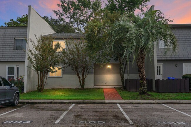 Building Photo - Spacious, Newly Renovated Villa Overlookin...