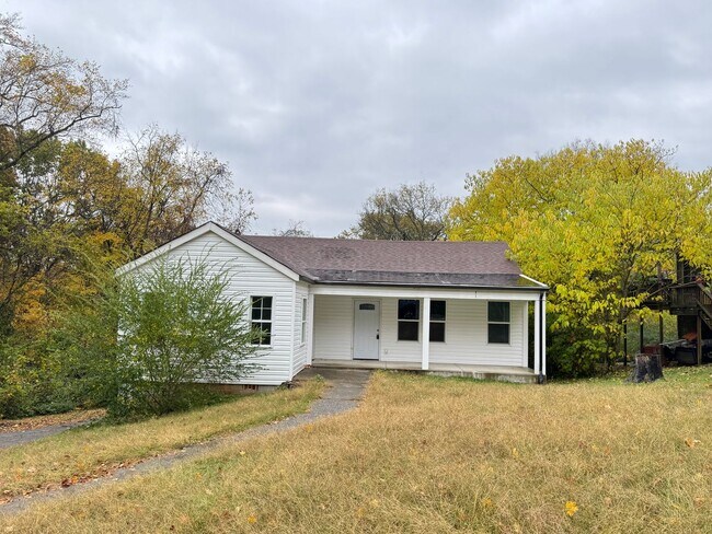 Building Photo - Conveniently Located near Downtown and APSU!! Charming 2 bed 2.5 bath Home.