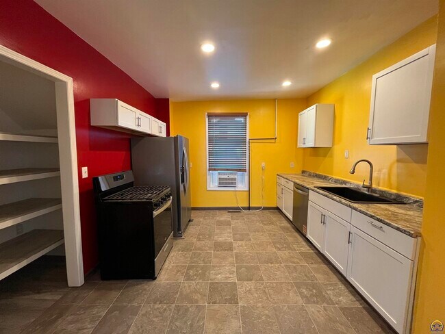 Building Photo - 401 Constitution St