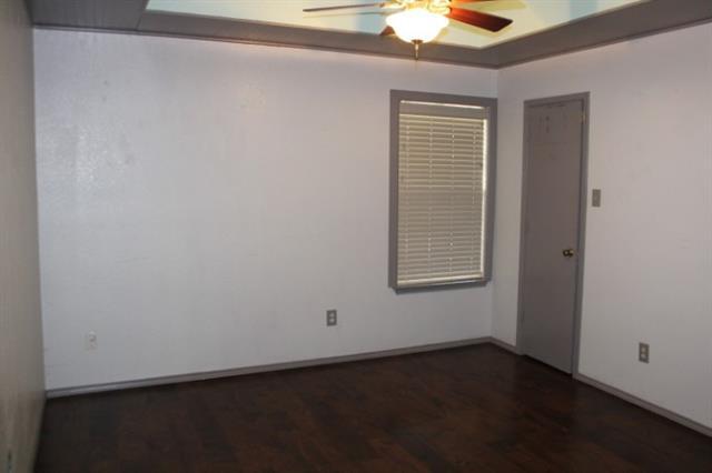 Building Photo - 915 W Lovers Ln