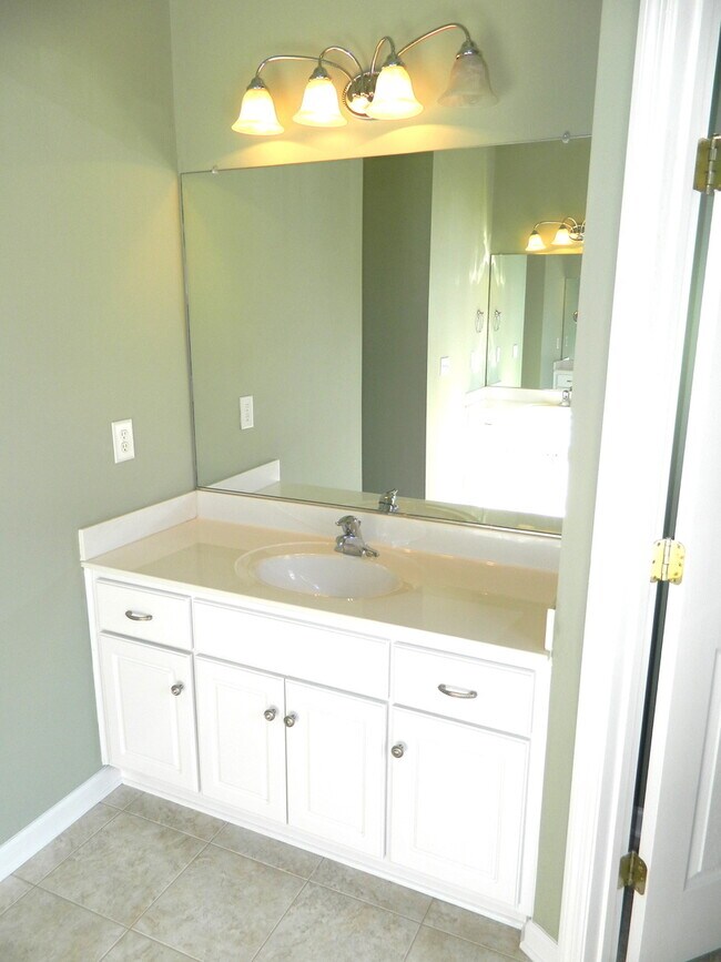 Building Photo - 1101 Brighton Dr