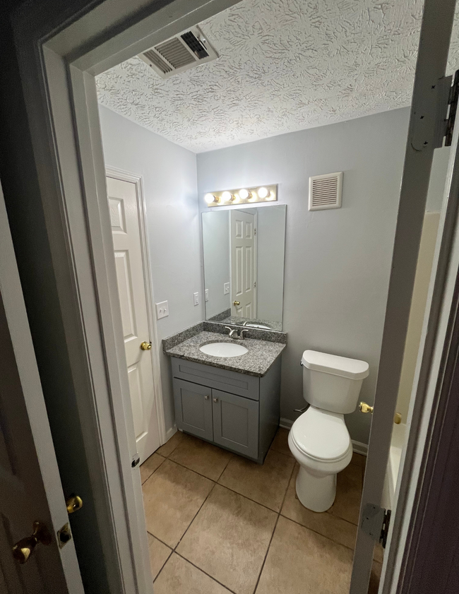 master bedroom bathroom - 2606 Kennon Ct