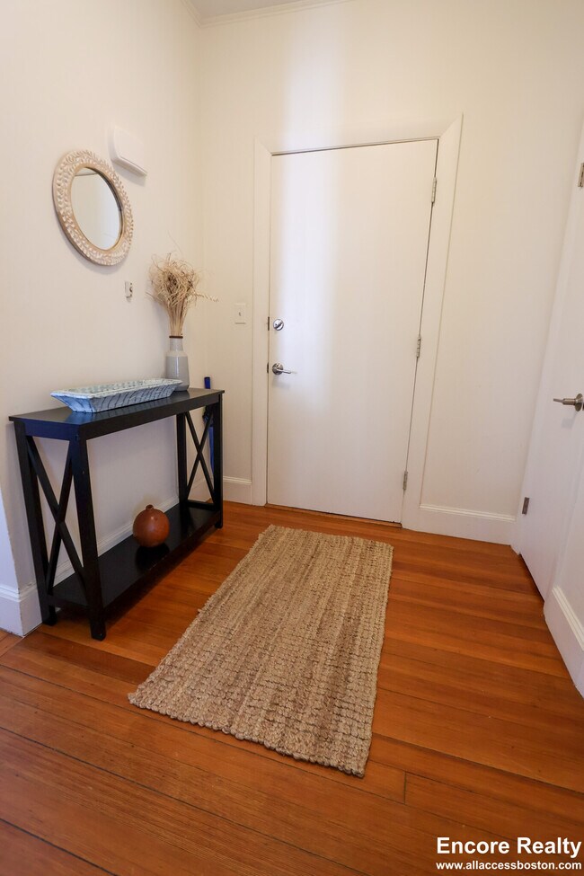 Building Photo - 1871 Beacon St