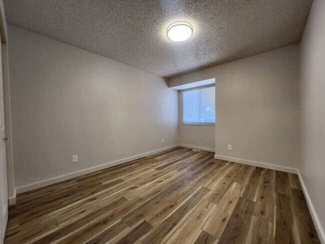 Building Photo - Renovated Cozy 2-Bedroom Duplex | Move In ...