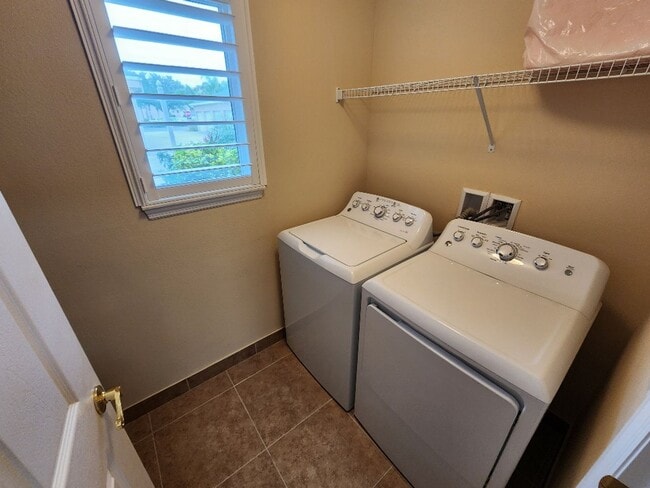 Building Photo - Beautiful 2/2 Bouchelle Condo with private garage