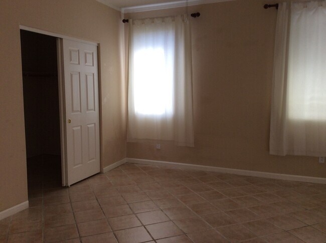 Building Photo - Gorgeous, bright Double Diamond home!