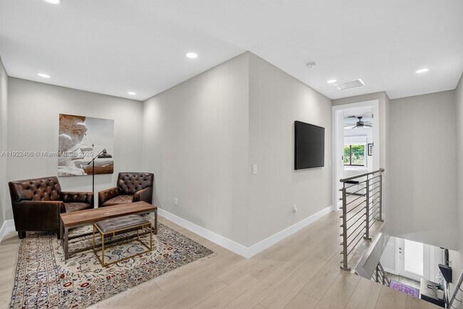 Building Photo - 1402 SW 4th Ave