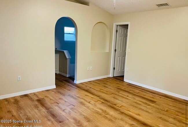 Building Photo - 2117 Buescher Hill St