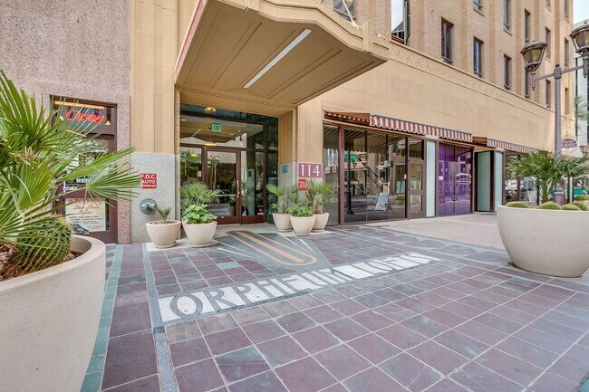 Building Photo - 114 W Adams St